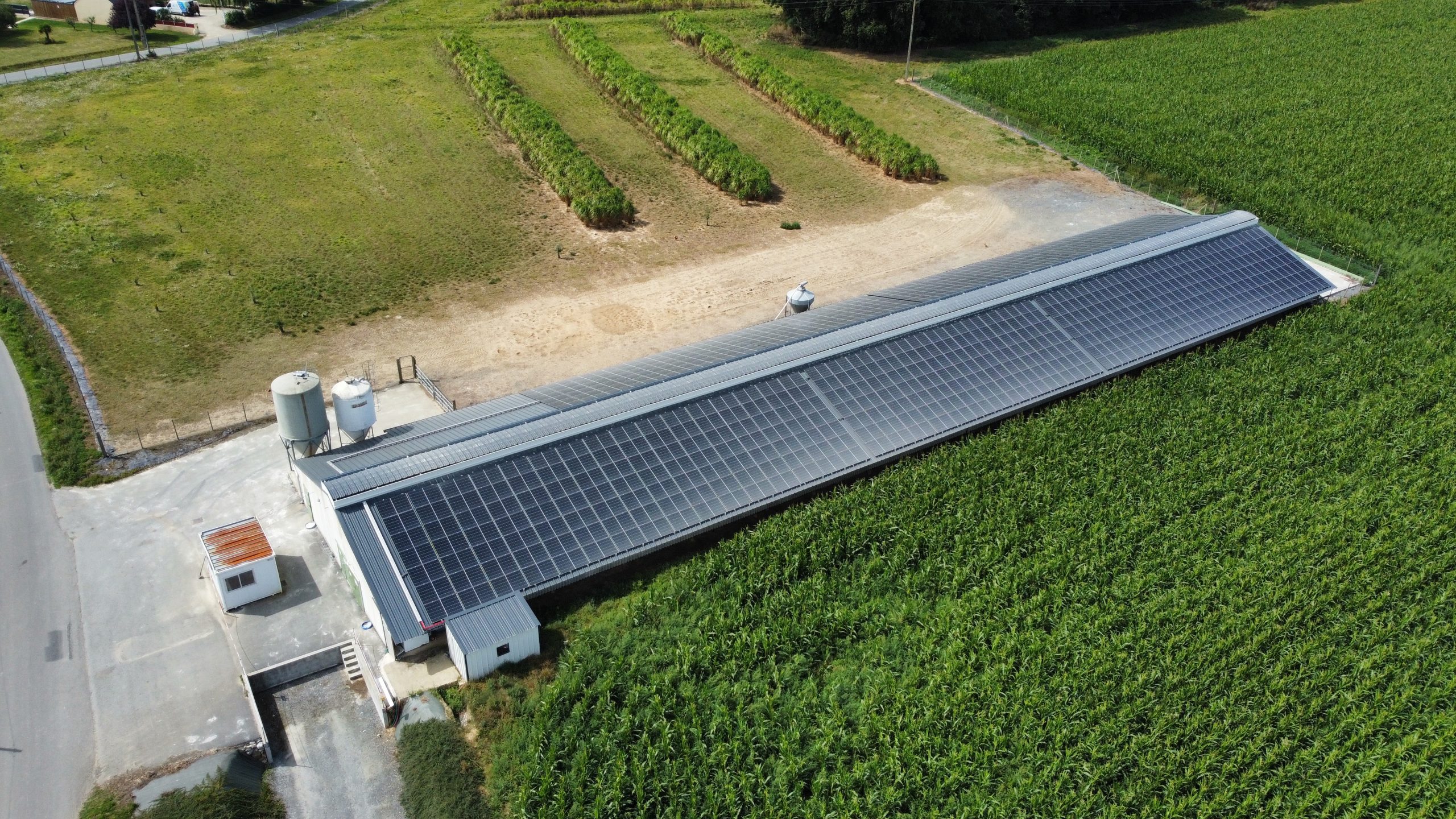 Panneaux solaires installés sur le toit d'une exploitation agricole.